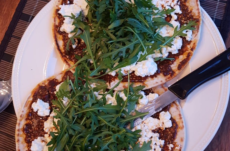 Flatbread met huttenkase en rucola