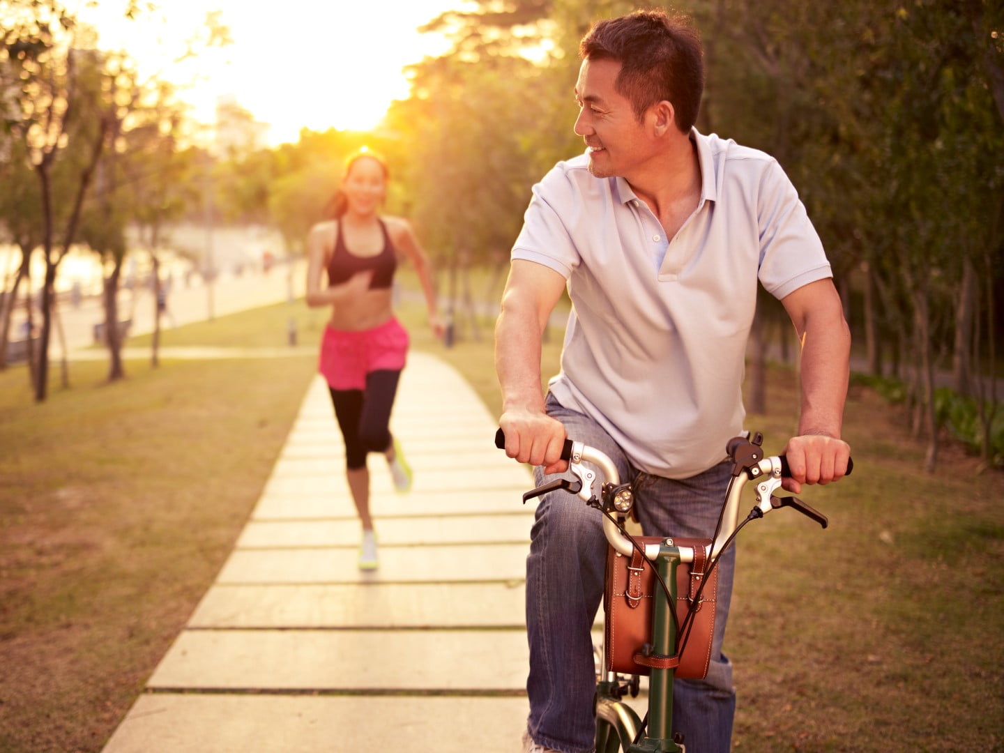 Zij hardlopen hij fietsen