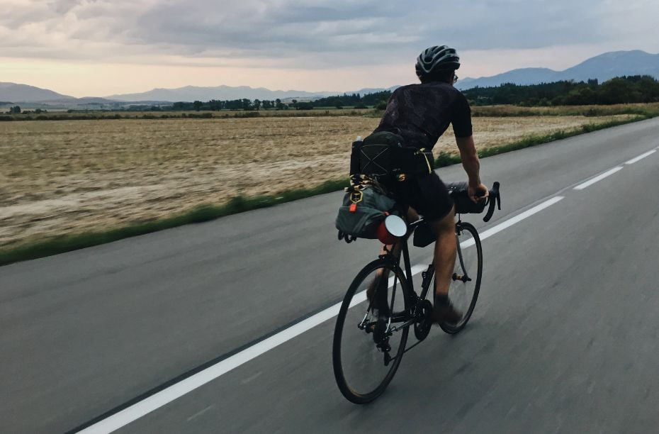 fietsroute plannen - foto van een man die aan het bikepacken is.